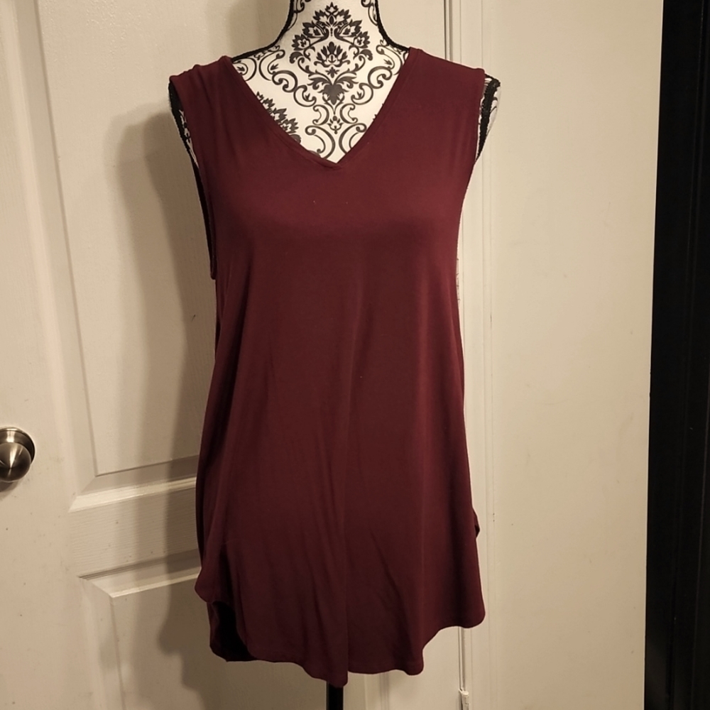 APT.9 V-Neck Droptail Tank